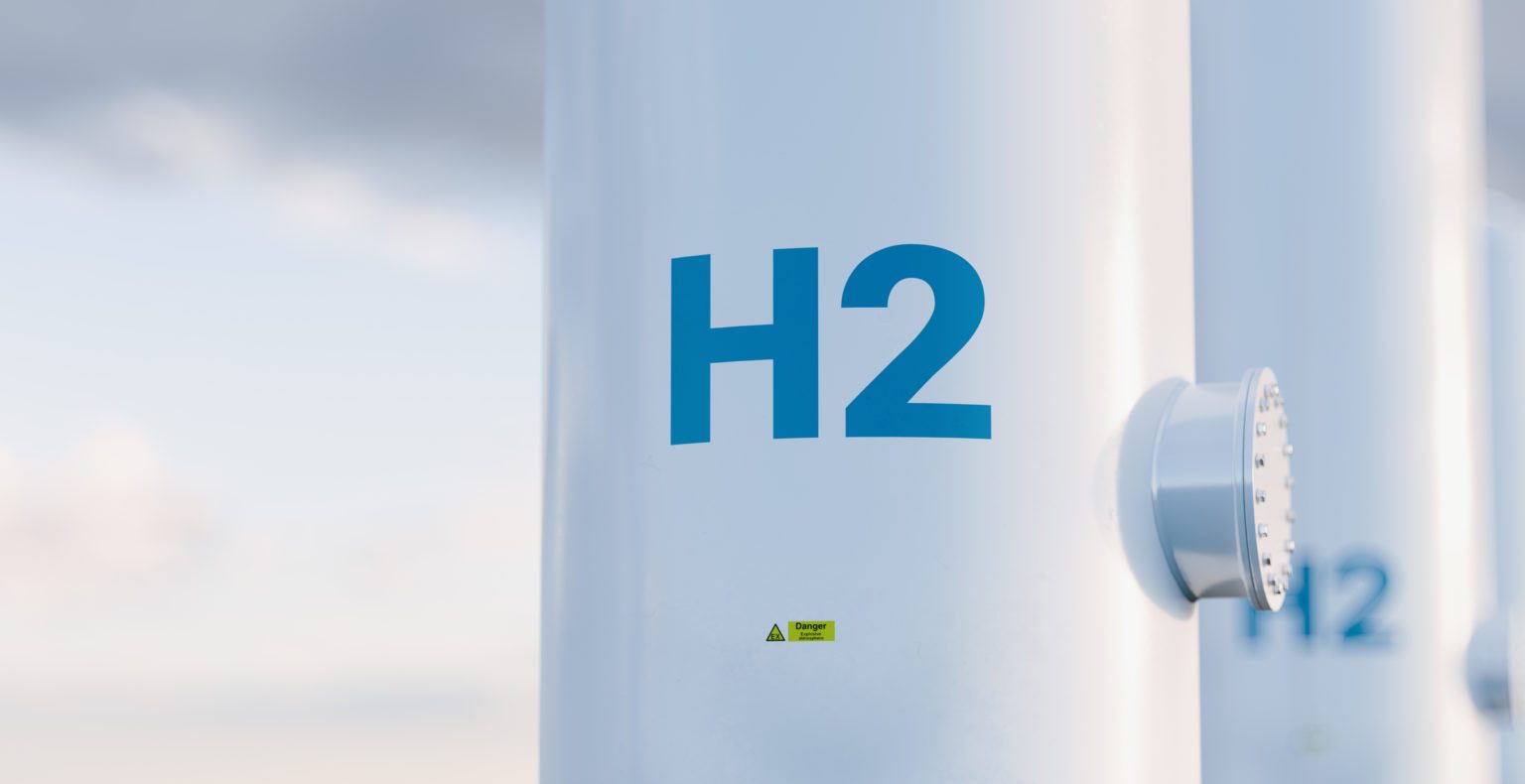 Aufschrift H2 auf einem Wasserstoff-Tank