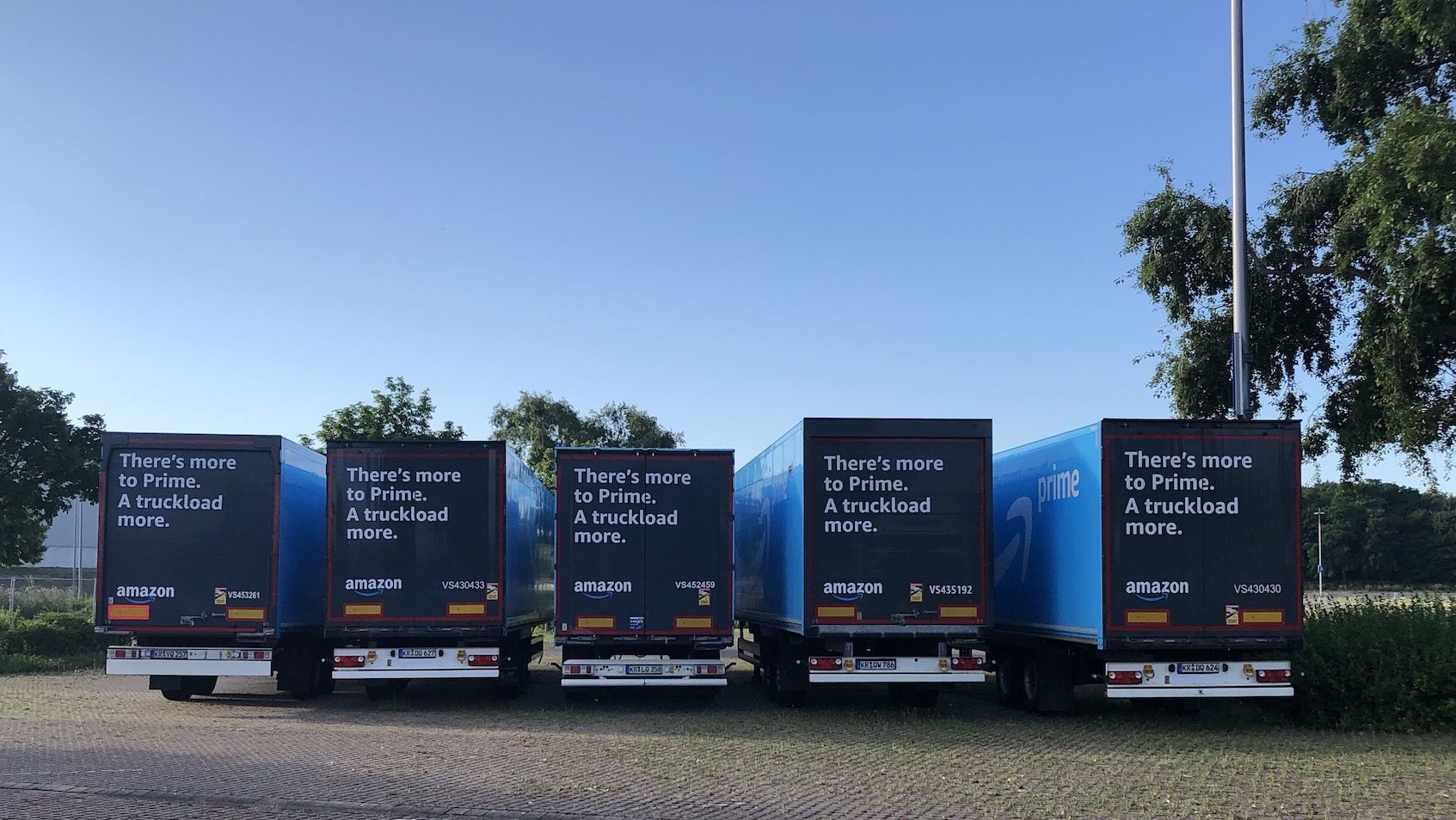 Amazon-Lkw mit Prime-Werbung auf einem Parkplatz