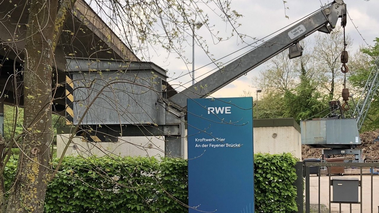 Das RWE-Logo am Kraftwerk an der Feyener Brücke in Trier