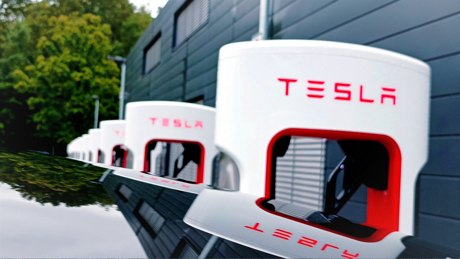 Supercharger-Ladesäulen von Tesla, an denen Elektroautos Strom tanken können