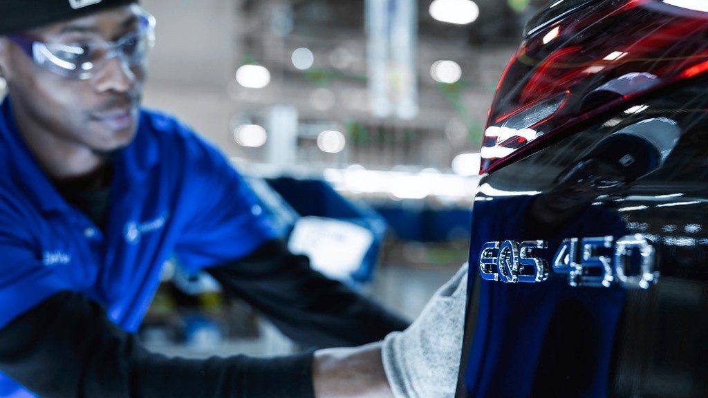 Ein glänzendes E-Auto / Elektroauto von Mercedes, der EQS 450, läuft vom Band.