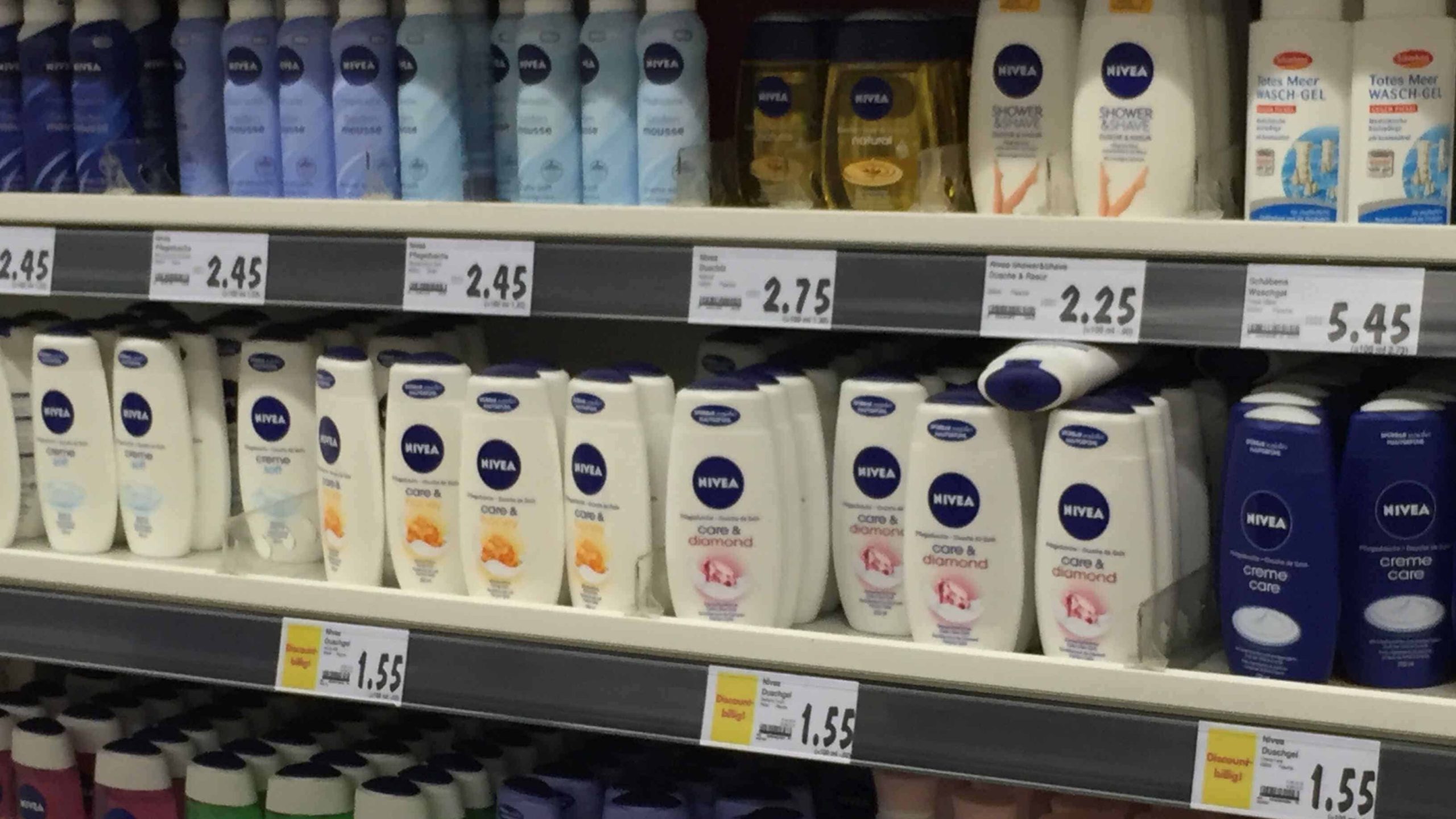 Ein Regal in einem Supermarkt mit verschiedenen Produkten von Nivea einer Marke von Beiersdorf