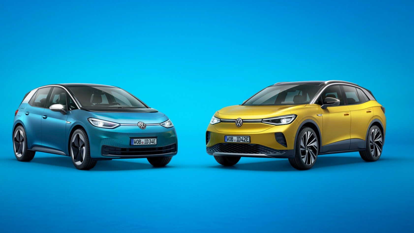 Die Elektroautos ID.3 und ID.4 von Volkswagen in blau und gelb