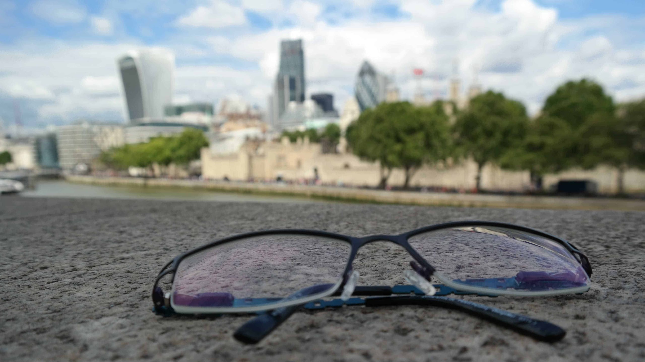 Mit einer Fielmann Brille kann man über die Stadt schauen.