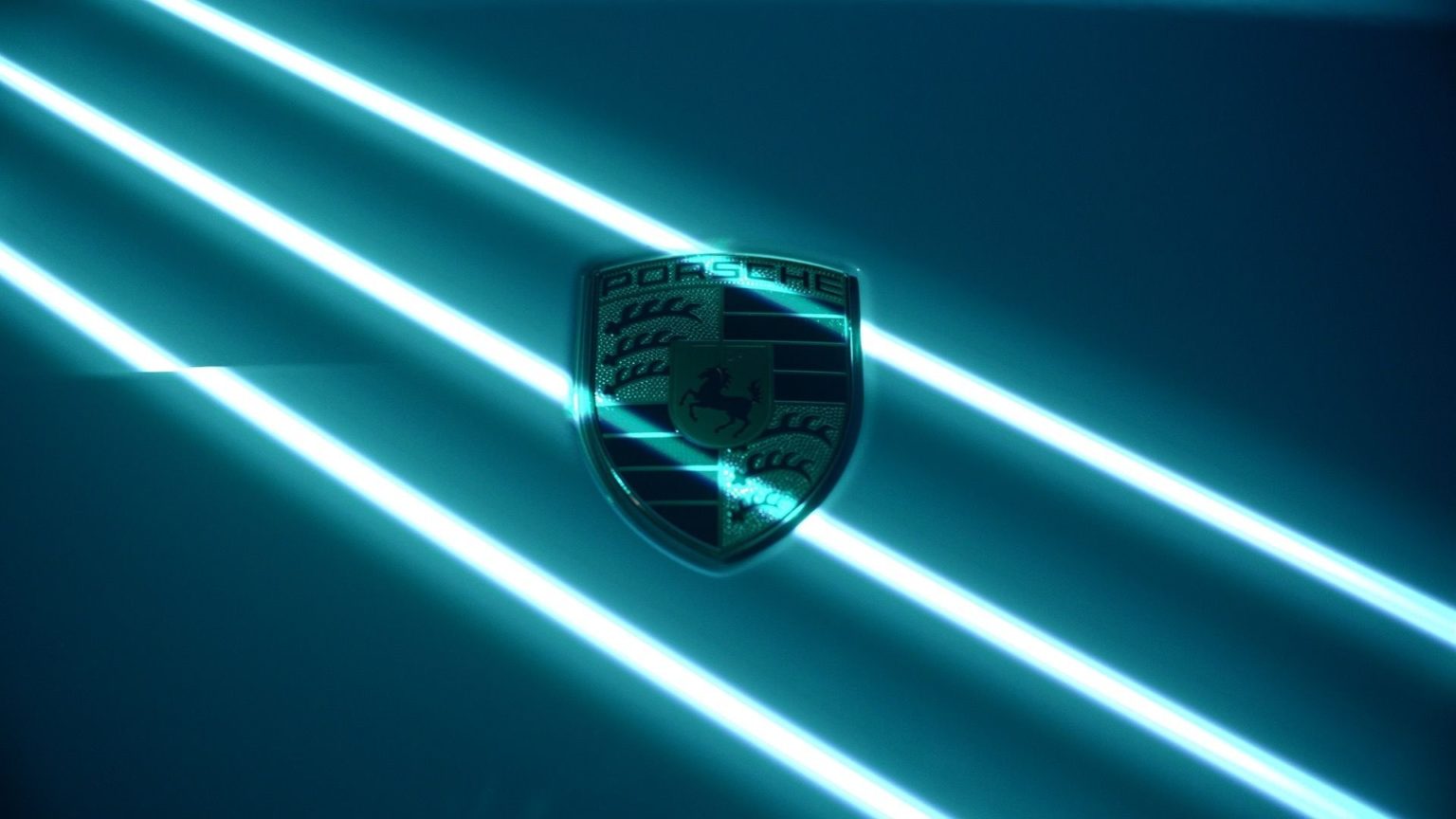 Das Porsche-Logo auf dem Elektroauto Taycan