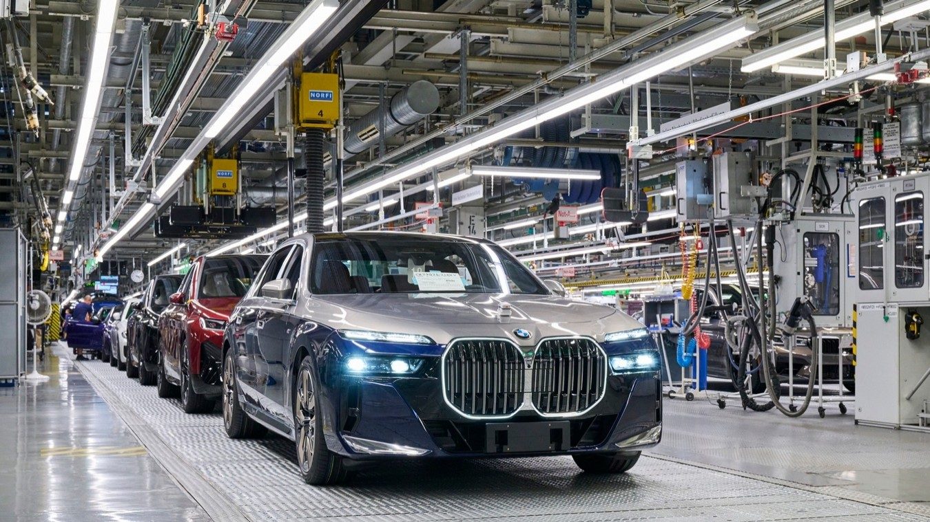 Ein BMW 7er rollt in der Autofabrik in Dingolfing vom Band