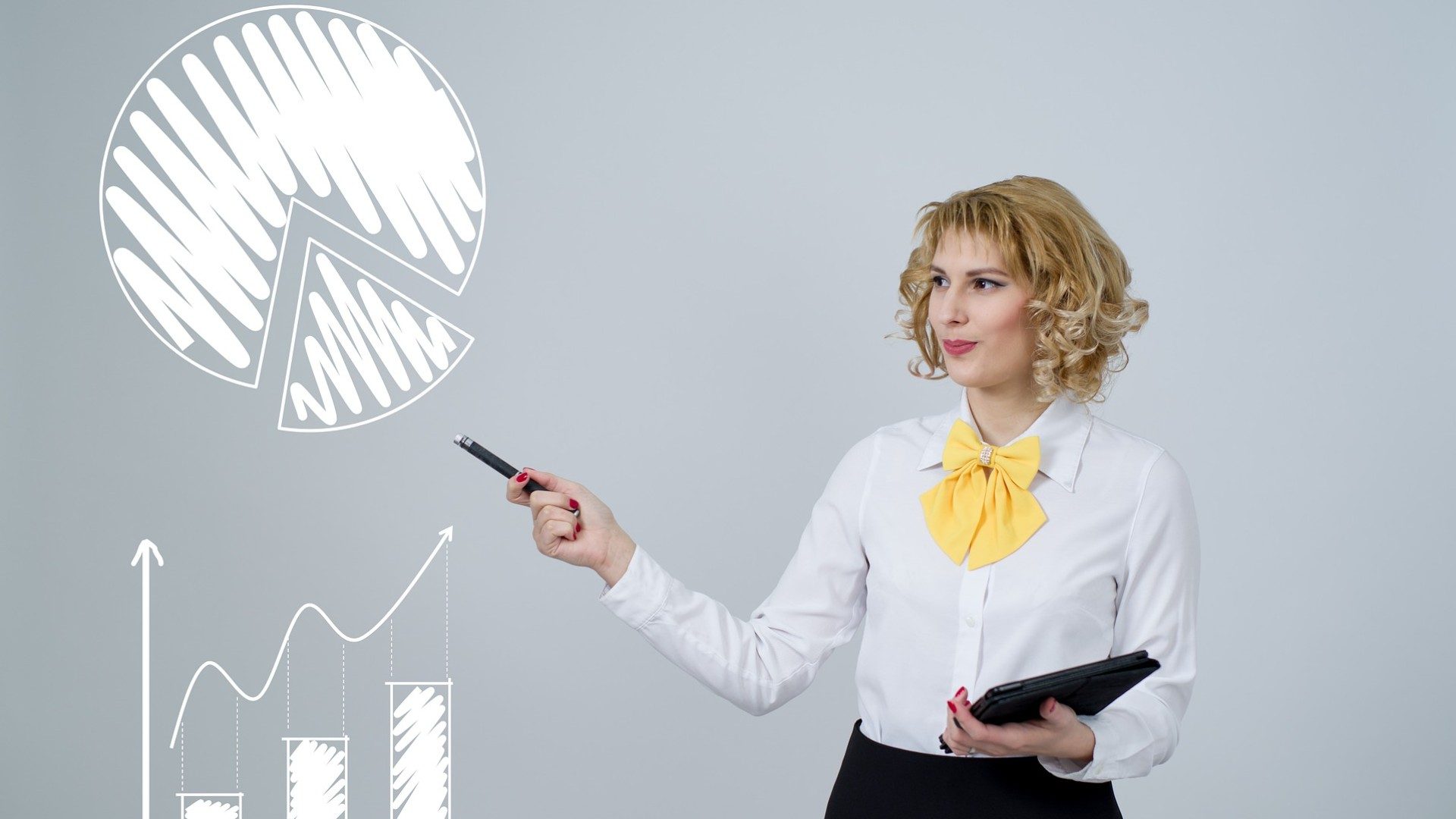 Eine Frau mit einem Tablet zeigt auf ein Tortendiagramm und einen Graphen mit Balkendiagramm