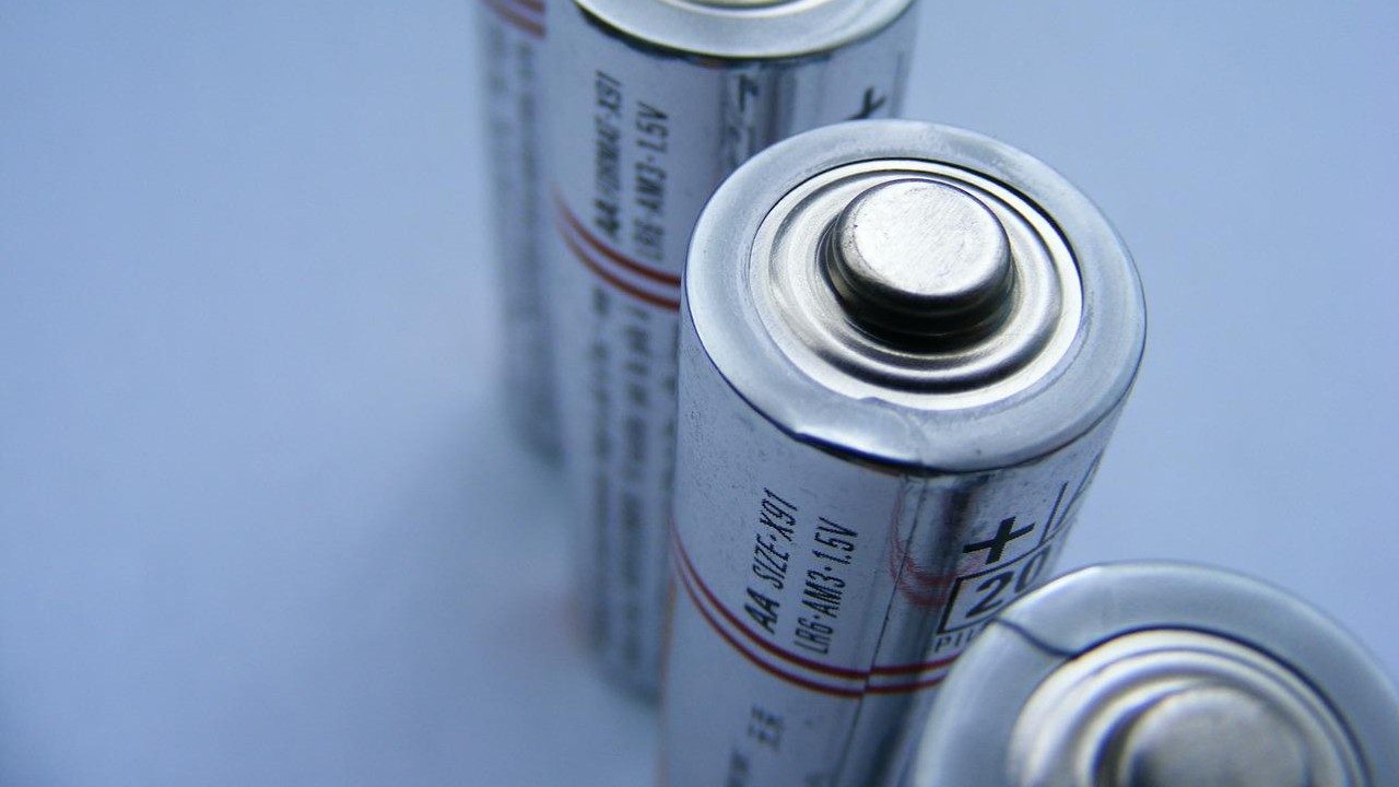 Im Bild werden 3 AA Batterien mit Pluspol nach oben gezeigt.