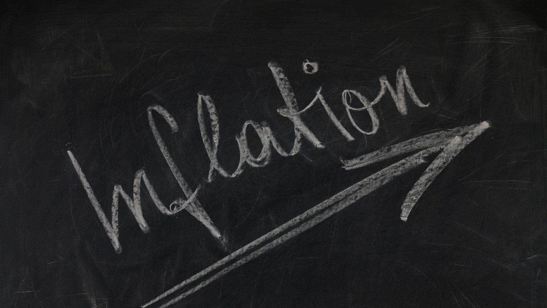 Auf einer schwarzen Tafel wurde mit Kreide ein Pfeil mit der Überschrift Inflation gezeichnet.
