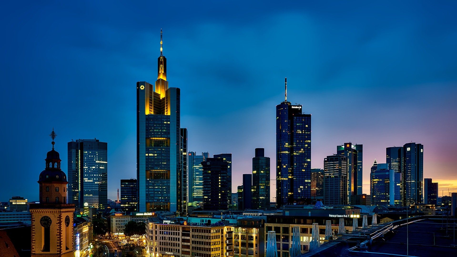 Skyline von Frankfurt mit Hochhäusern bei Nacht