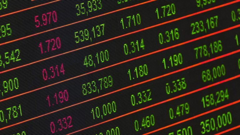 Aktienkurse auf einem Bildschirm an der Börse