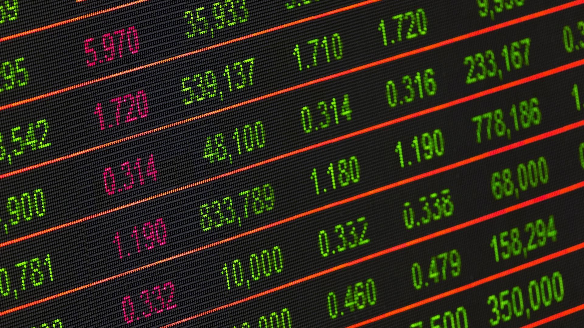 Aktienkurse auf einem Bildschirm an der Börse