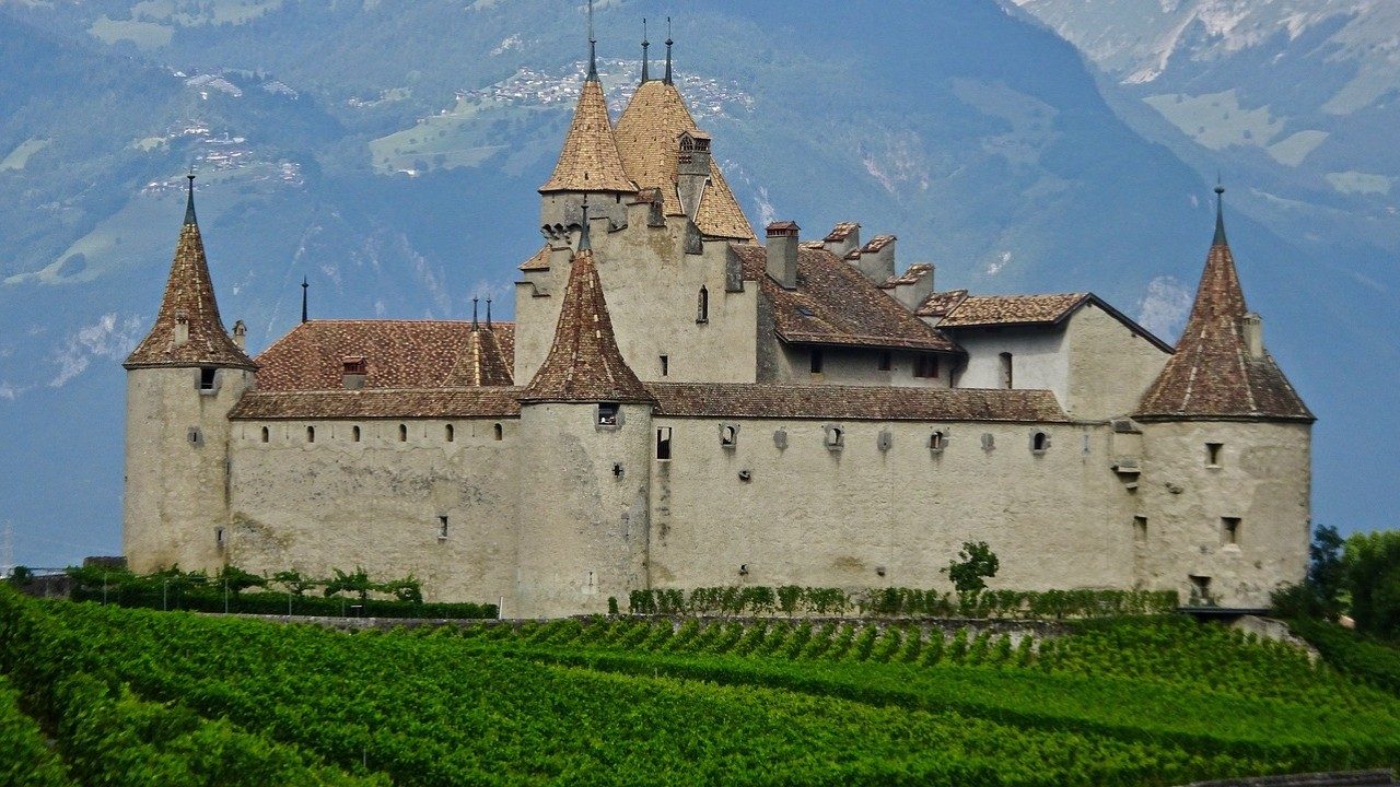 Eine stark befestigte Burg vor einem beeindruckenden Berghang