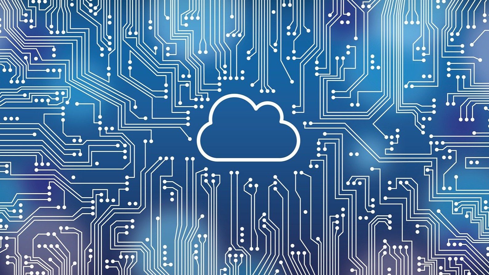 Ein Cloud-Symbol inmitten integrierter Chip-Schaltkreise auf blauem Hintergrund