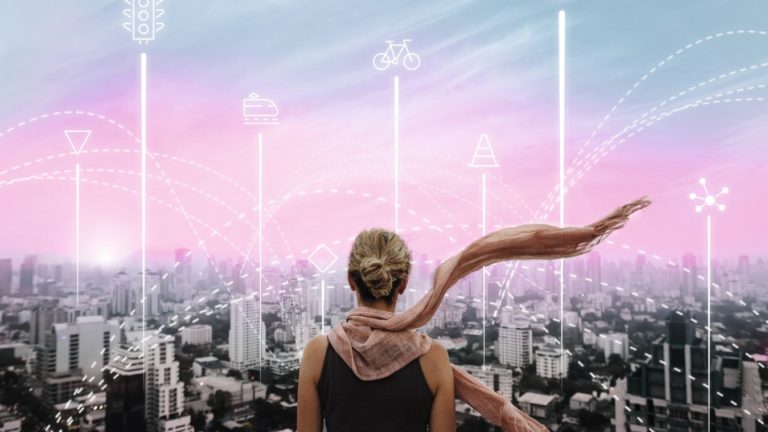 Eine Frau blickt auf eine Smart City, der Verkehr ist vernetzt