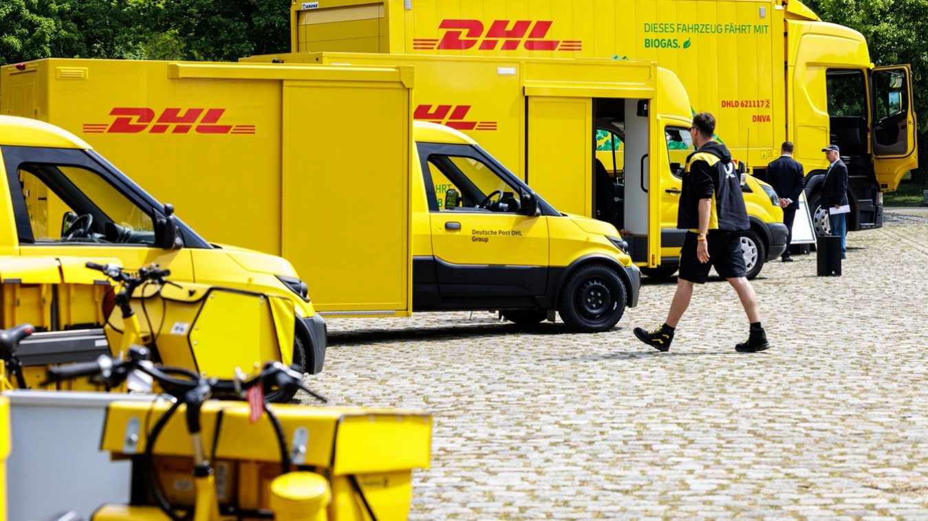 Lieferfahrzeuge der Deutschen Post/DHL stehen für die Auslieferung von Briefen und Paketen bereit