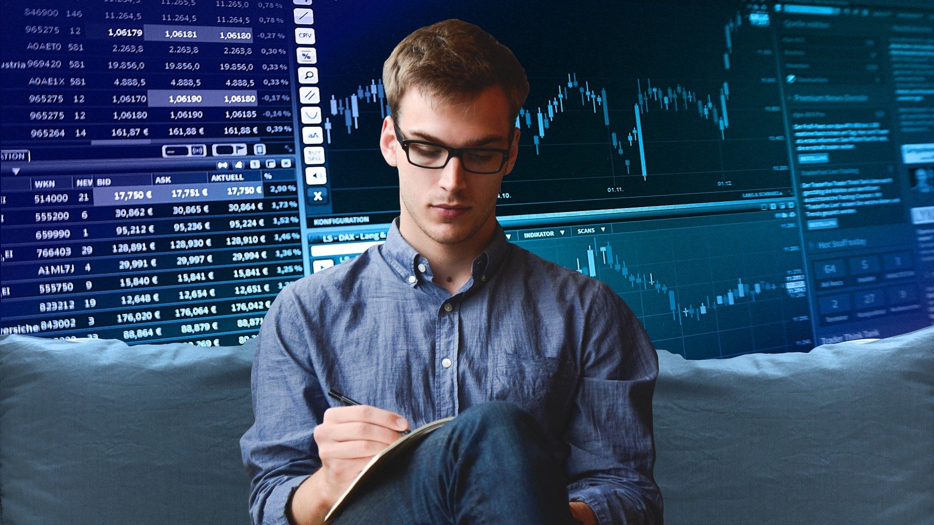 Ein junger Mann analysiert ein Dokument, im Hintergrund Aktienkurse und Aktiencharts