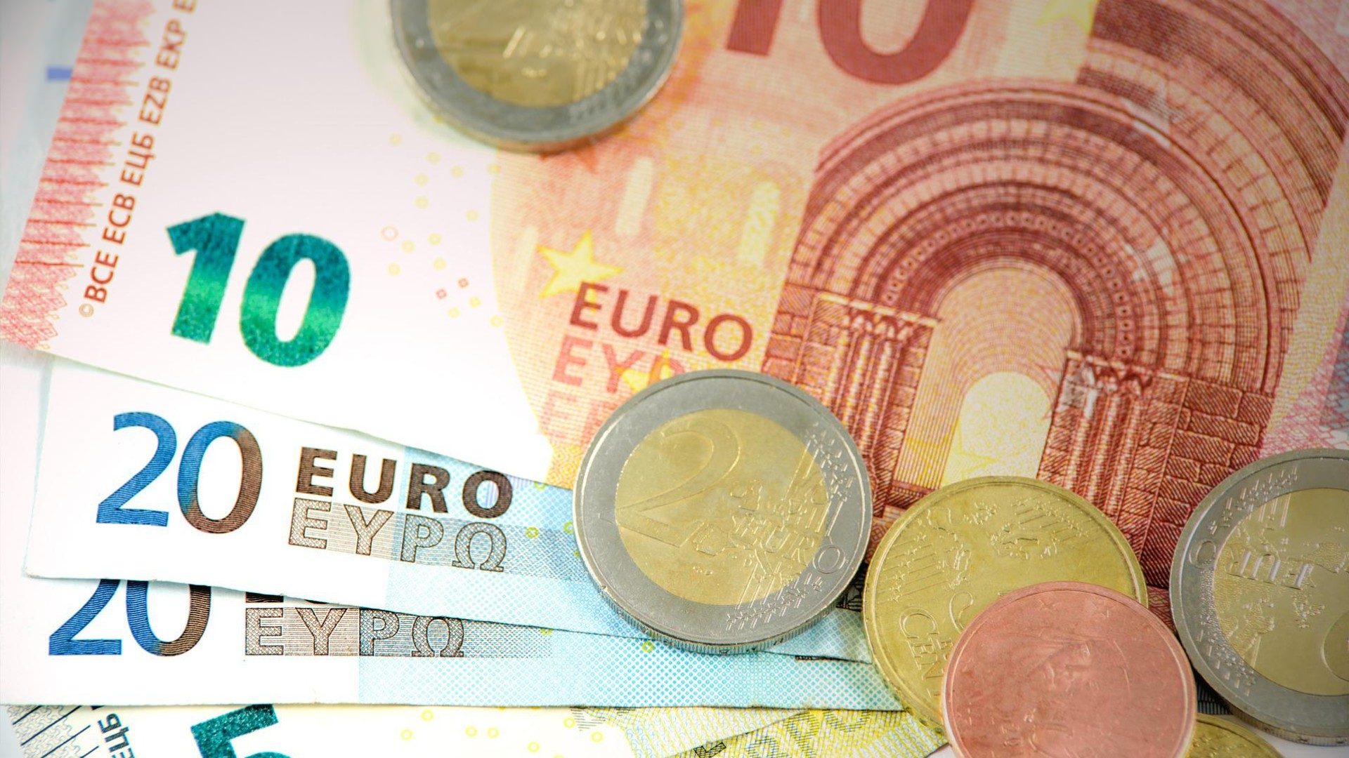 Verschiedene Euro-Münzen und Geldscheine