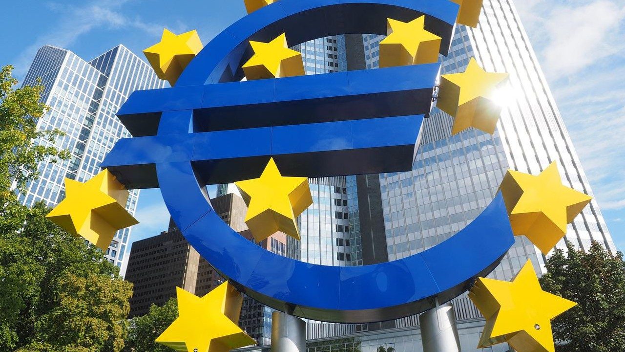 Symbol des Euro mit Sternen vor der Europäischen Zentralbank EZB