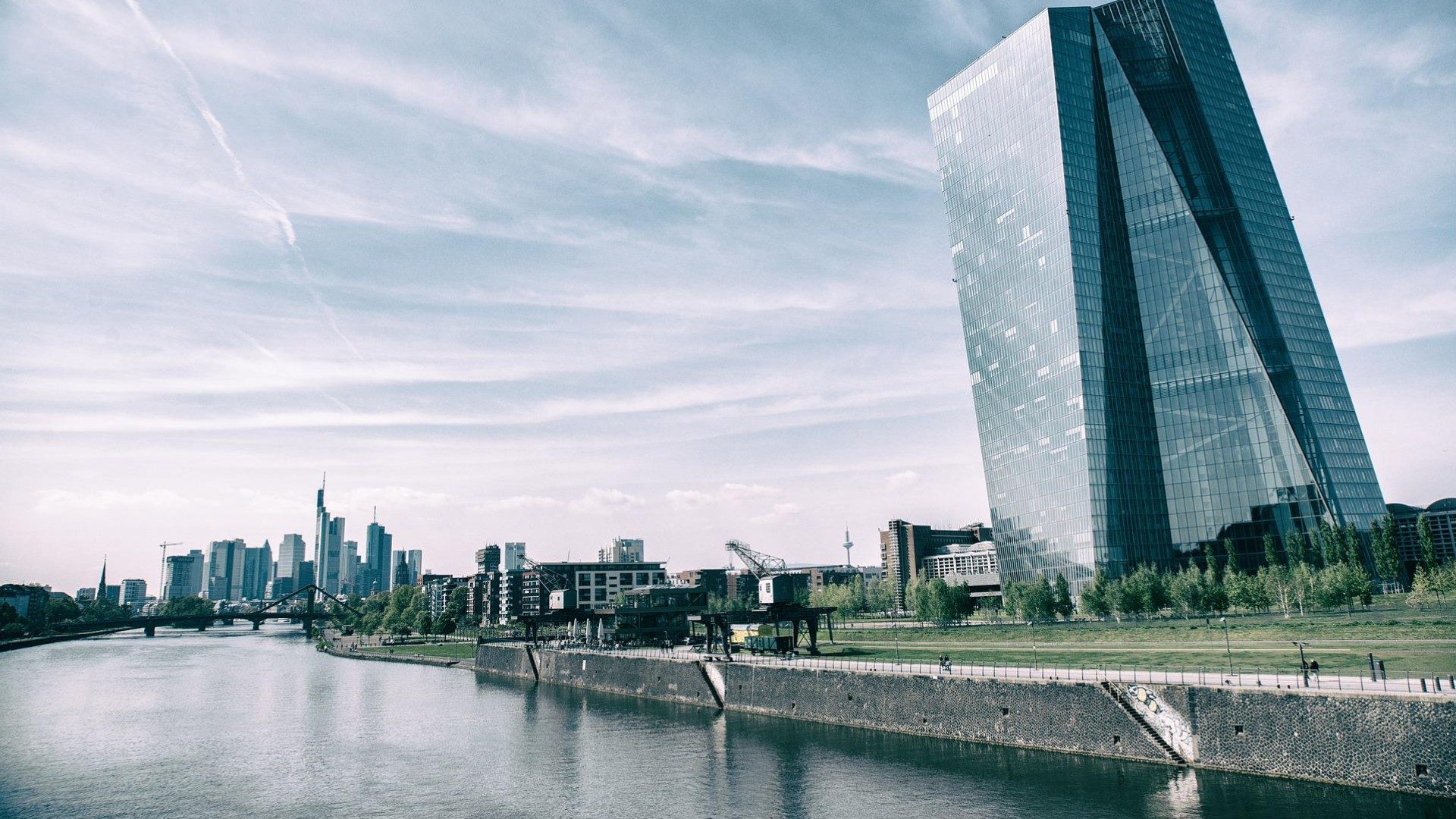 Das EZB Gebäude in Frankfurt liegt am Main.