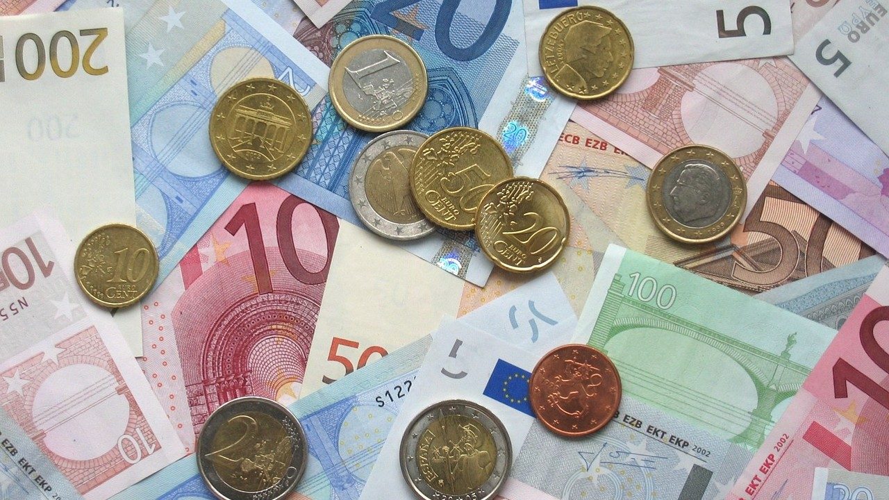 Verschiedene Eurobanknoten und Münzen
