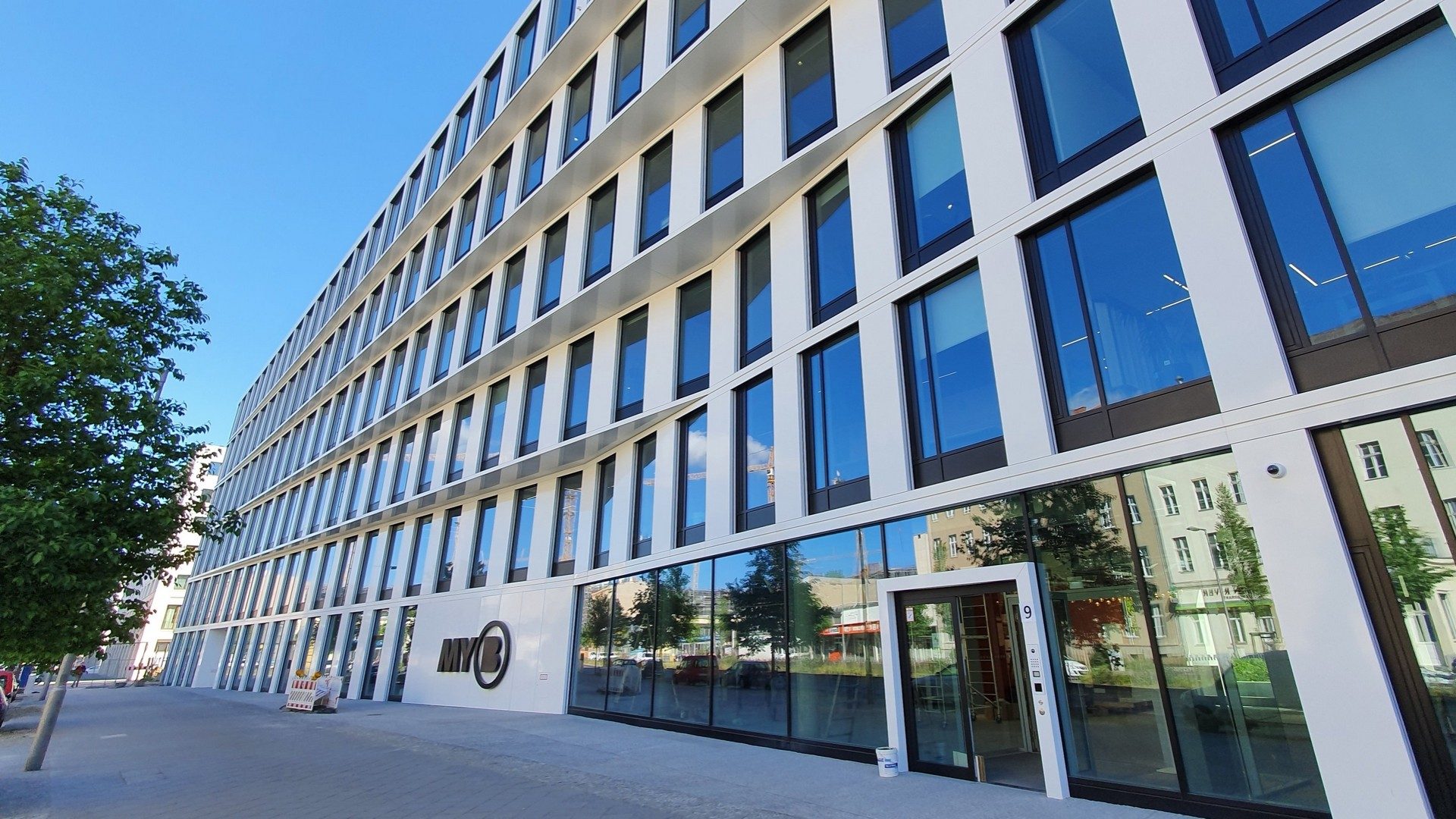 Büro mit vielen Fenstern und Glasfassade von Hypoport in Berlin.