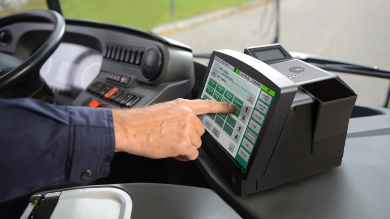 Ein Busfahrer in öffentlichen Verkehrsmitteln nutzt ein System der init SE