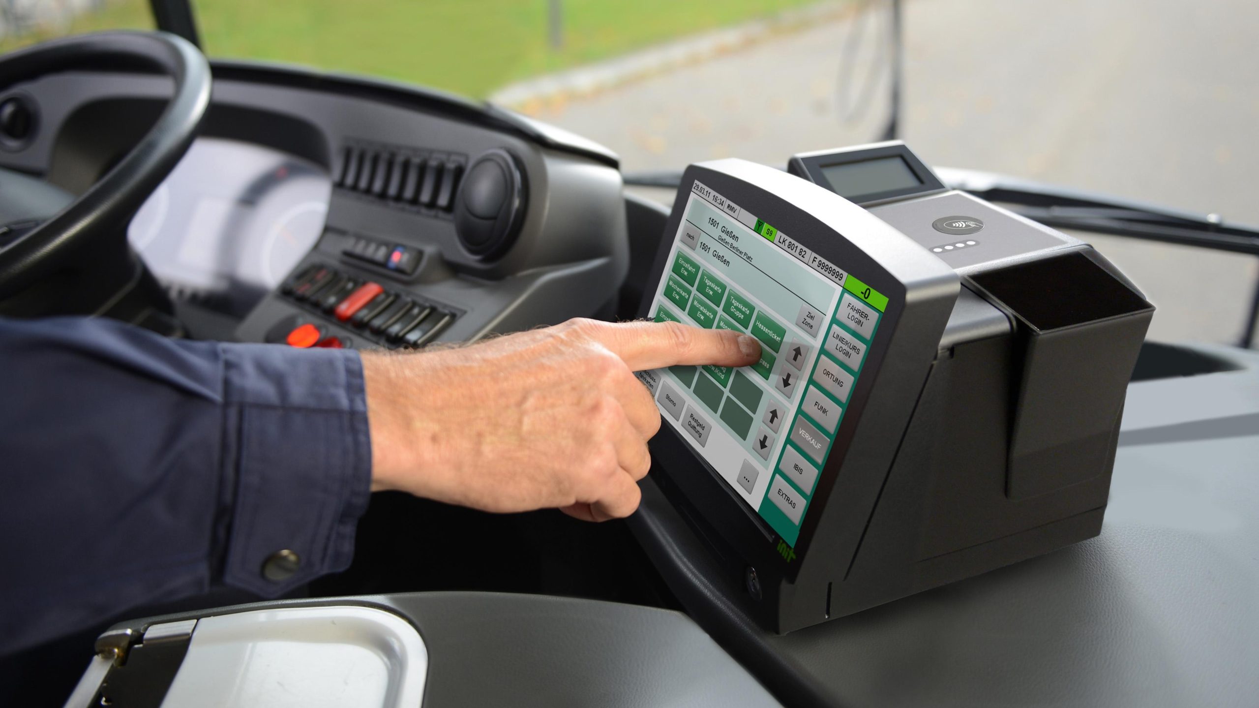 Ein Busfahrer in öffentlichen Verkehrsmitteln nutzt ein System der init SE