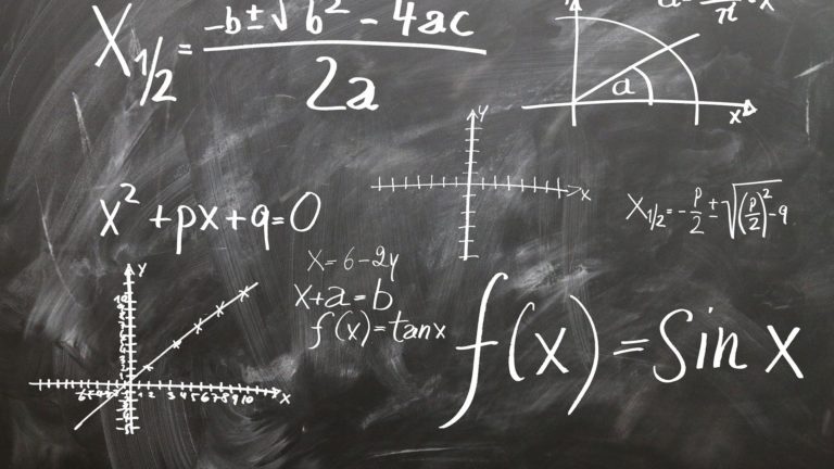 Mathematische Formeln auf einer schwarz-weißen Tafel