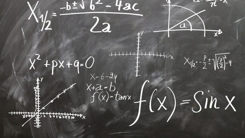 Mathematische Formeln auf einer schwarz-weißen Tafel