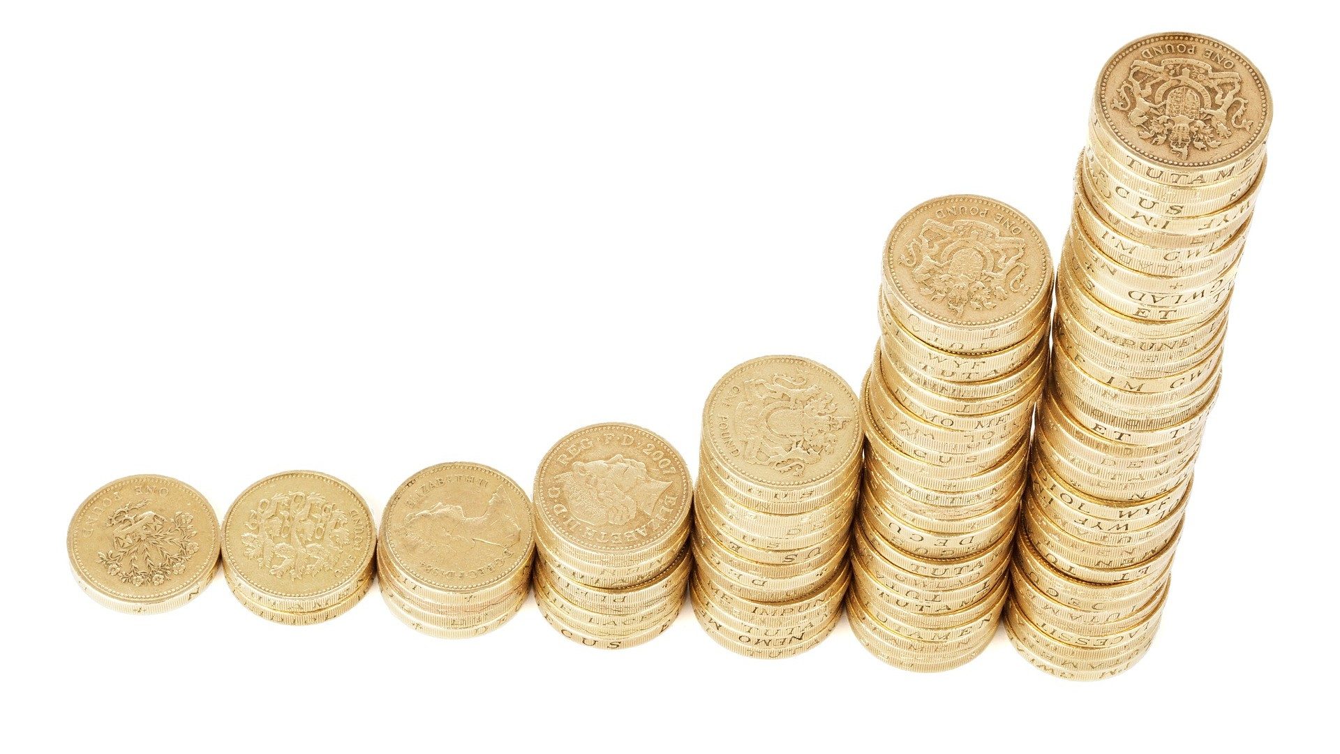 Mehrere Stapel von Geldmünzen, die exponentiell wachsen, stehen für Sparen und Investieren