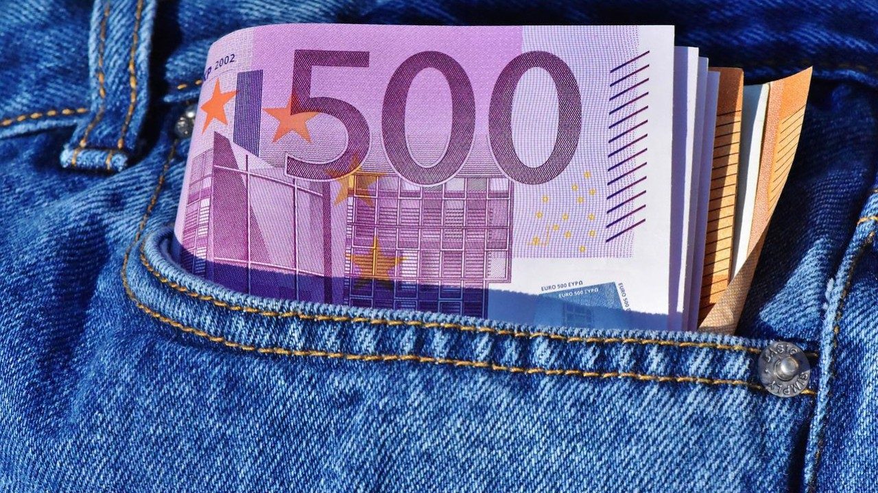 Mehrere 500-Euro-Scheine in einer Jeans-Hosentasche