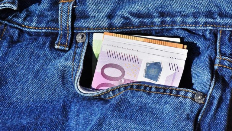 Mehrere Geldscheine in einer Jeans-Hosentasche