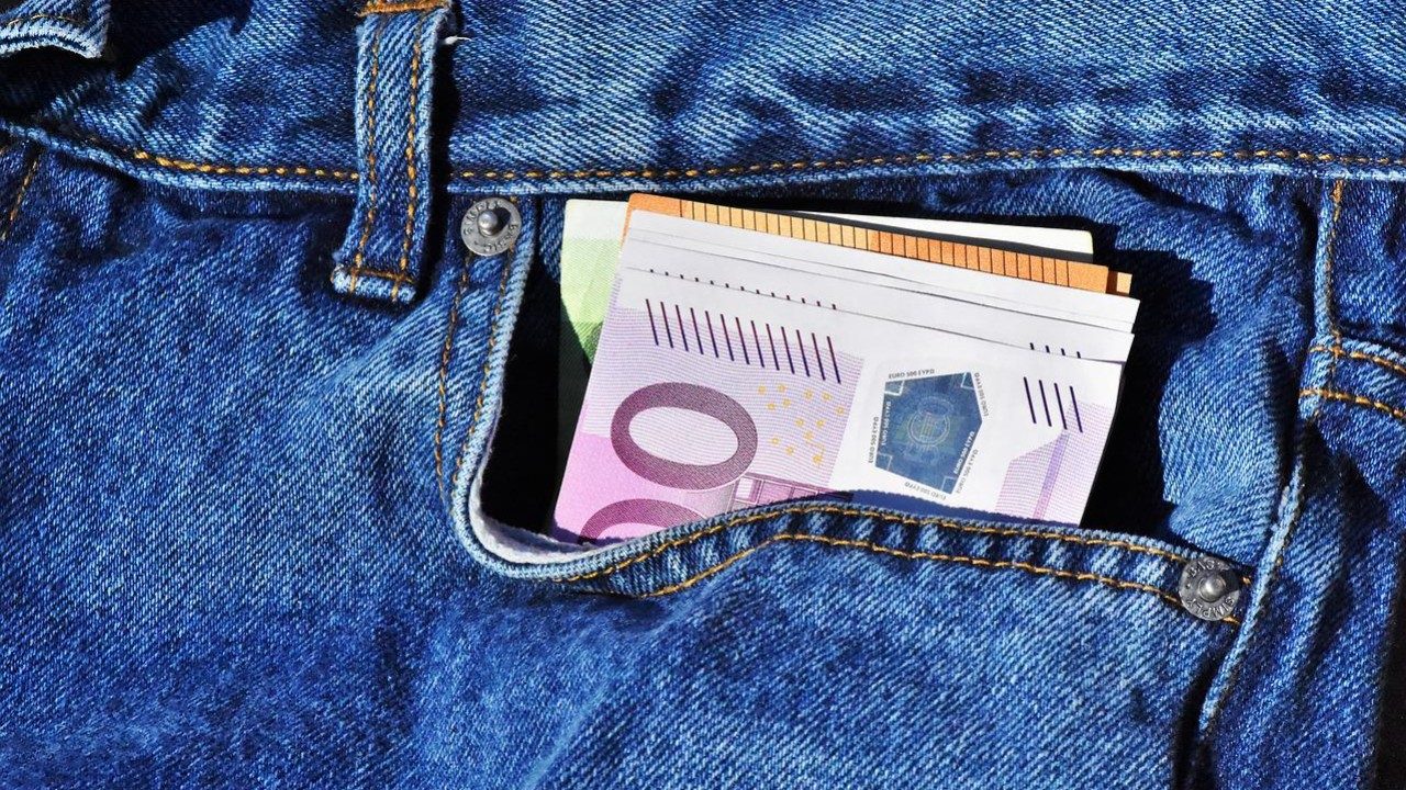 Mehrere Geldscheine in einer Jeans-Hosentasche