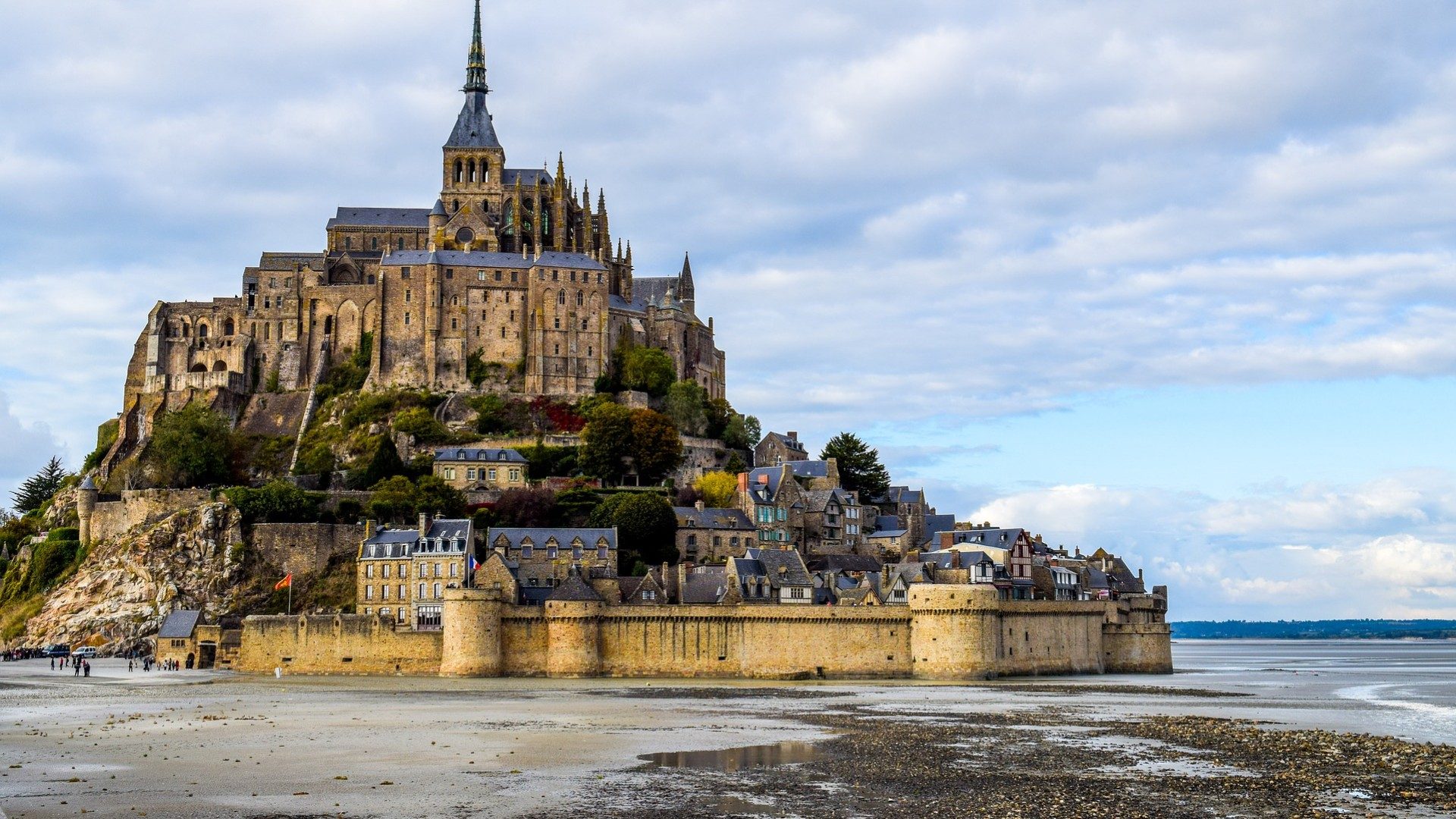 Der Mont Saint Michel in Frankreich verfügt über einen riesigen natürlichen Burggraben: Ebbe und Flut