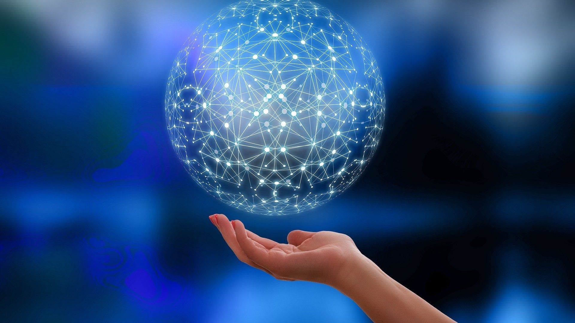 Über eine Hand ist eine Kugel als Netzwerk abgebildet.