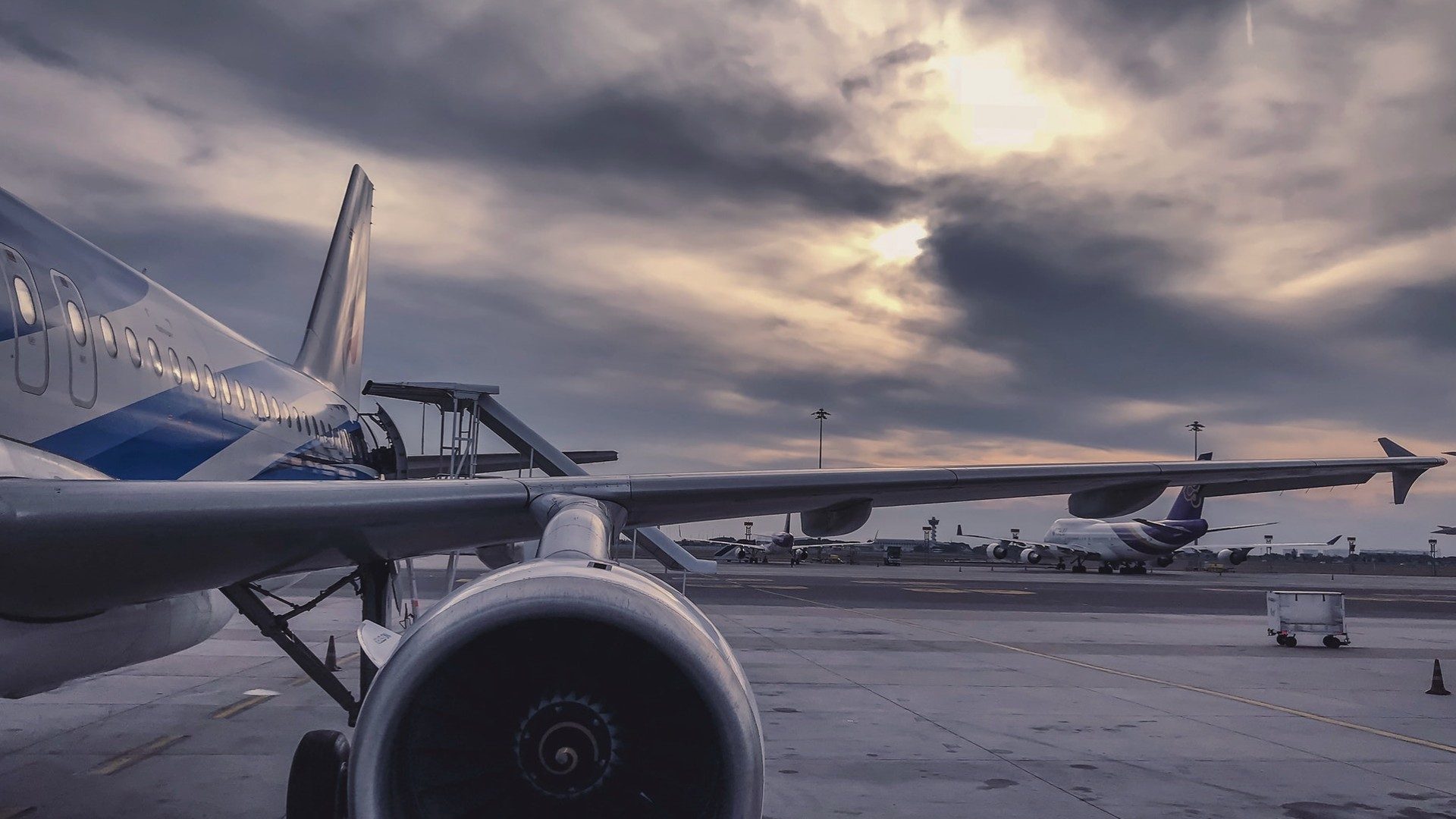 Ein Flugzeug einer unbekannten Airline steht auf einem Flughafen