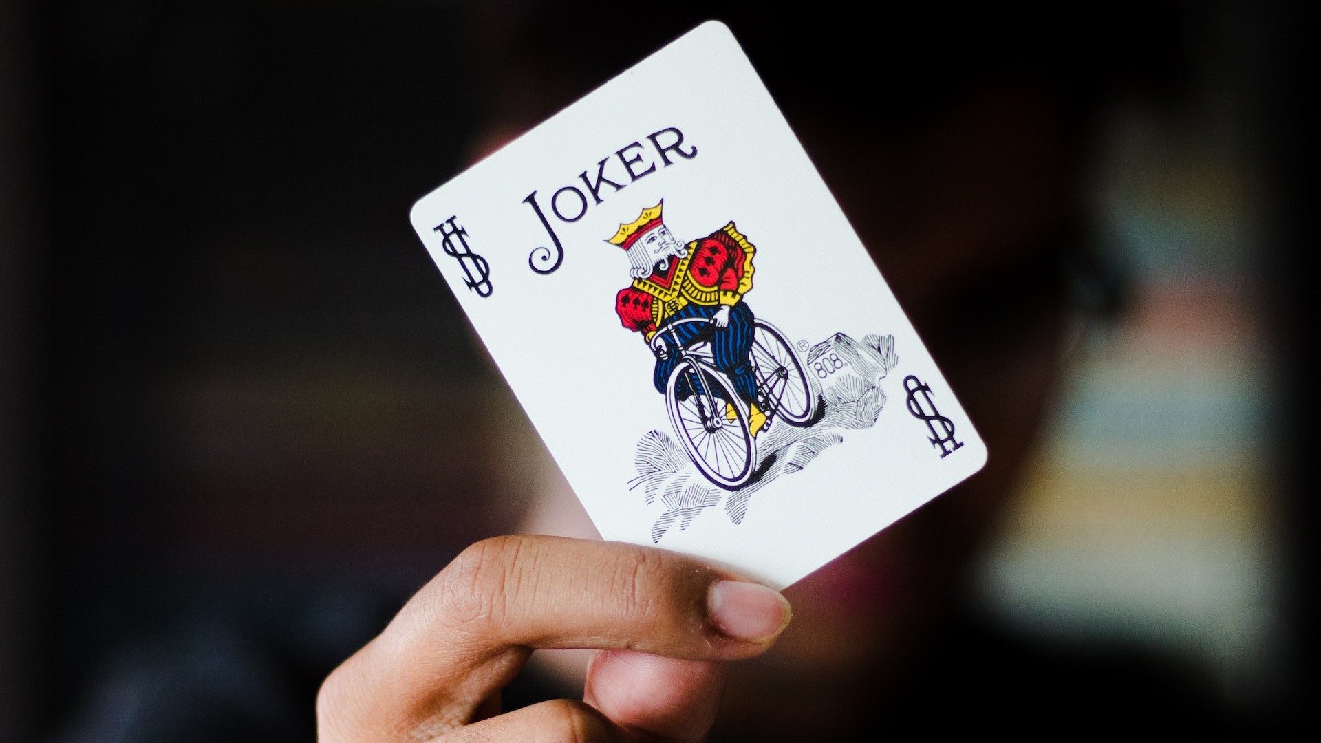 Eine Person hält die Joker-Karte