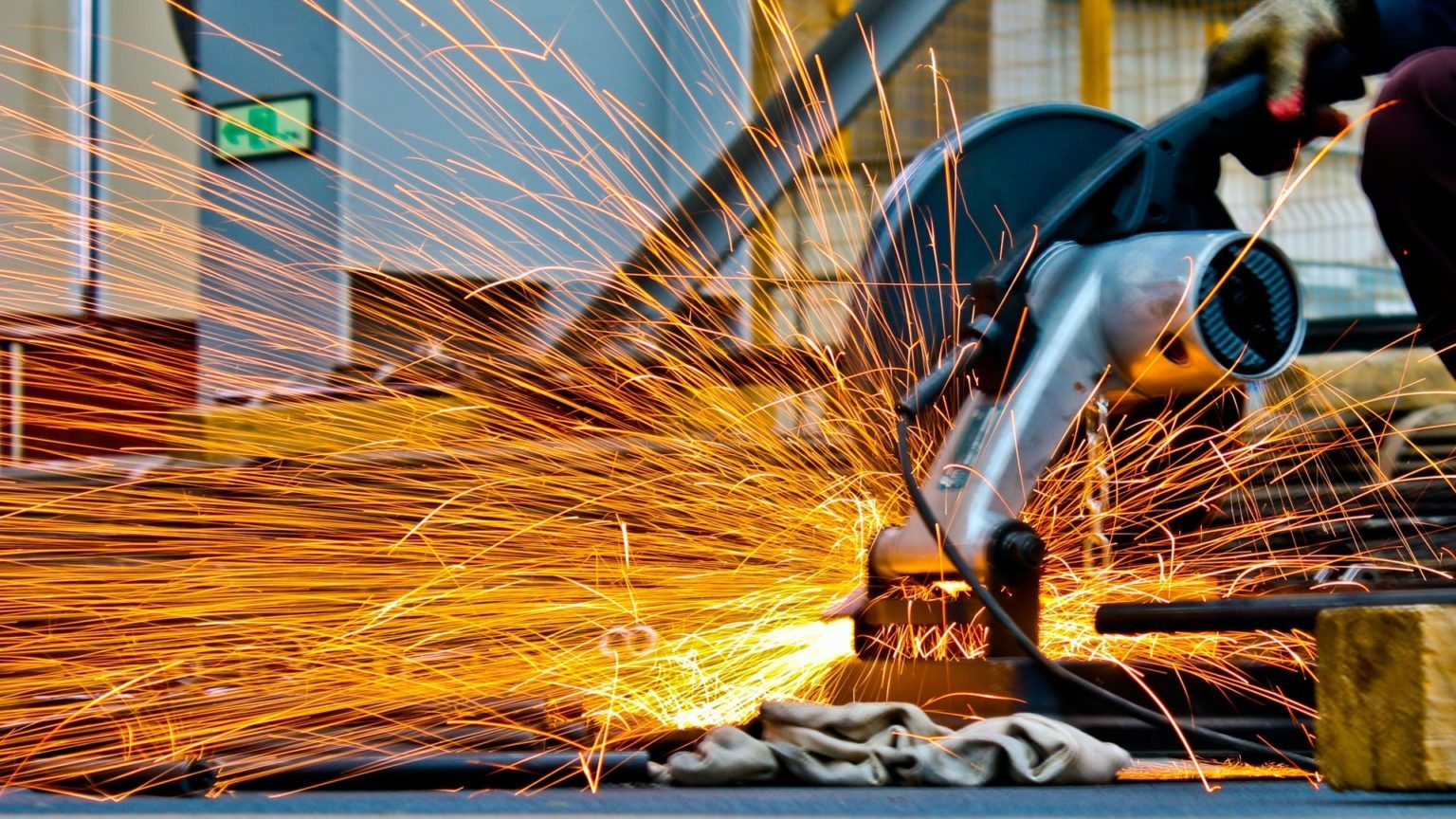 Ein Arbeiter schneidet und verarbeitet Metall, es sprühen Funken