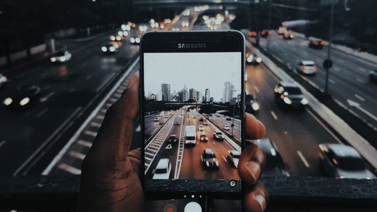 Eine Person macht mit einem Samsung-Smartphone ein Foto einer Straße mit viel Verkehr