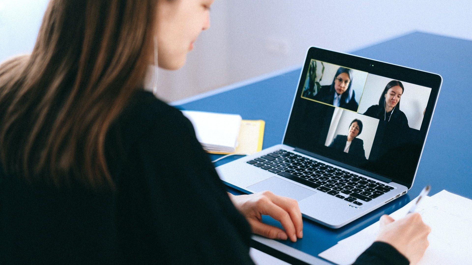 Eine Frau nimmt über ihren Laptop an einem Videocall teil