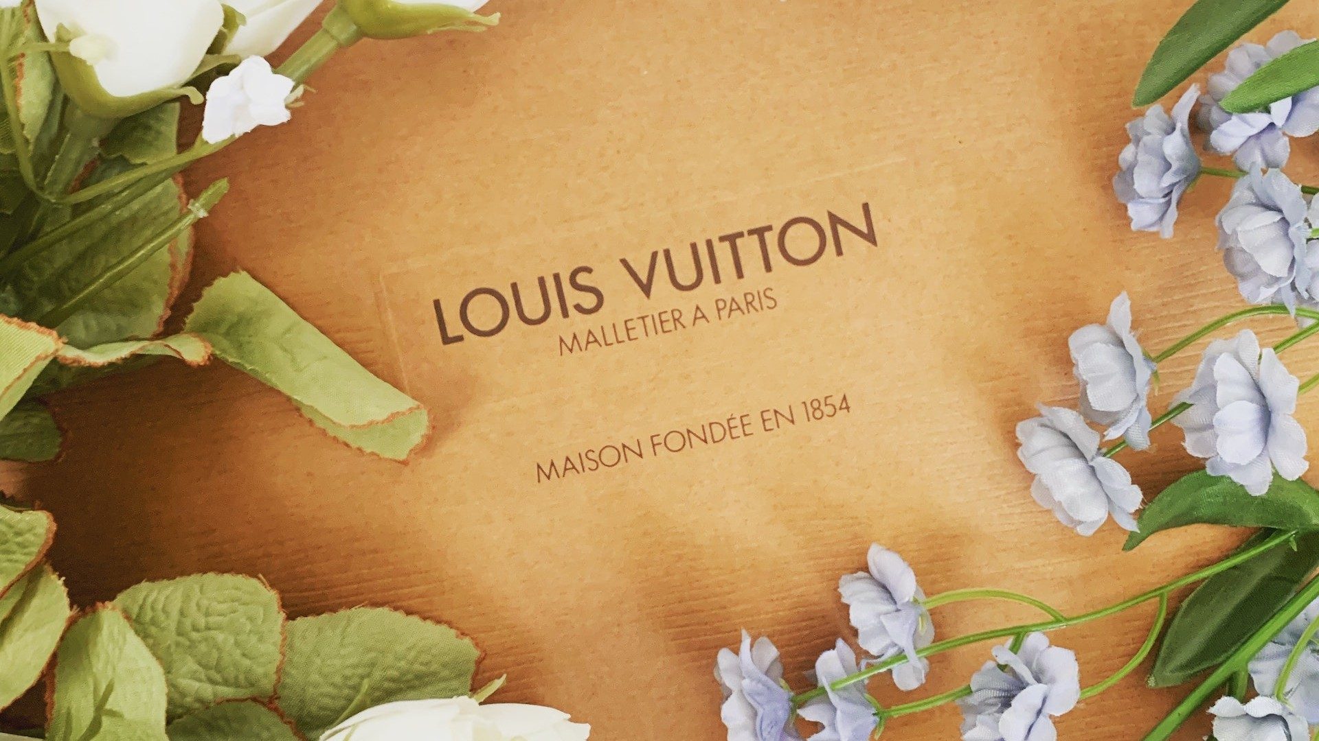 Ein mit Blumen geschmückter Karton mit der Aufschrift "Louis Vuitton", eine Marke von LVMH