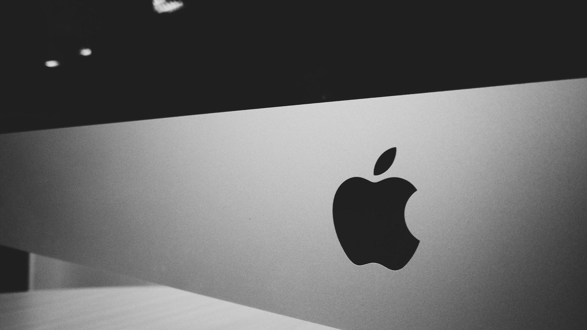 Das Logo des Tech-Konzerns Apple auf einem iMac in Nahaufnahme