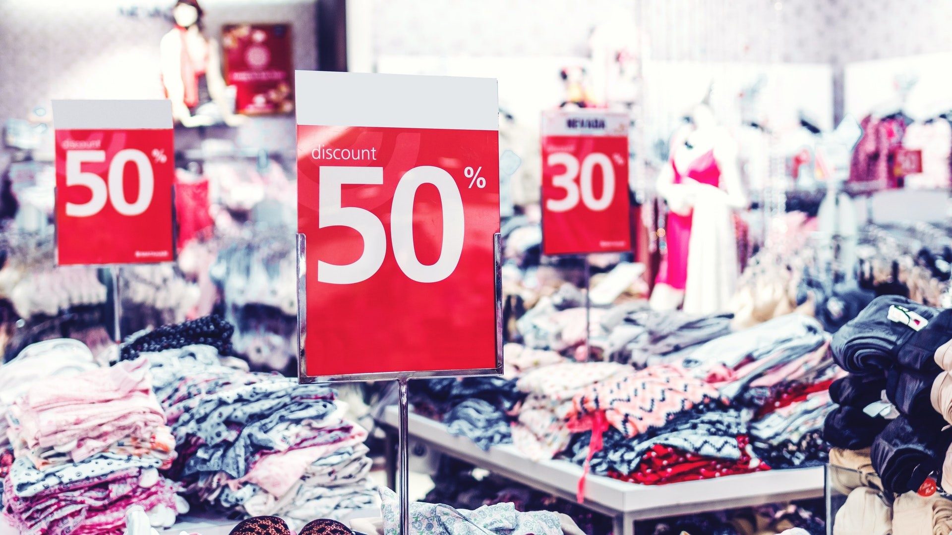 Rabatte im Kleidungs-Einzelhandel bis zu 50 %