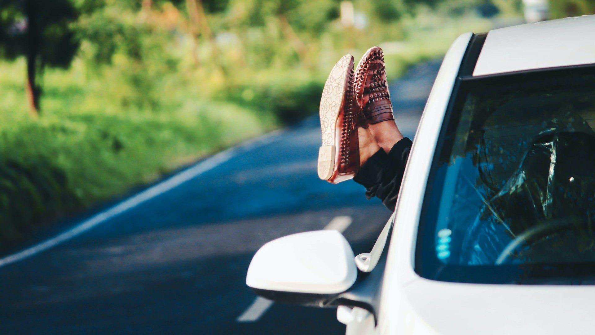 Autonomes Fahren: Füße gucken aus dem Fenster eines selbstfahrenden Autos