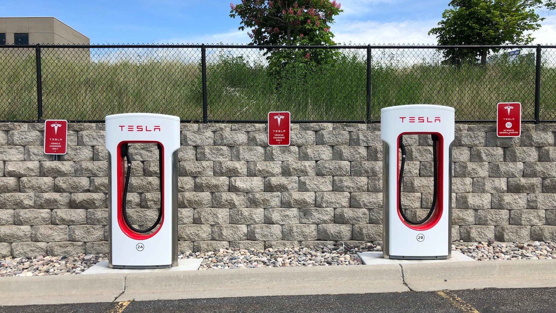 Supercharger-Ladesäulen von Tesla, an denen Elektroautos Strom tanken können