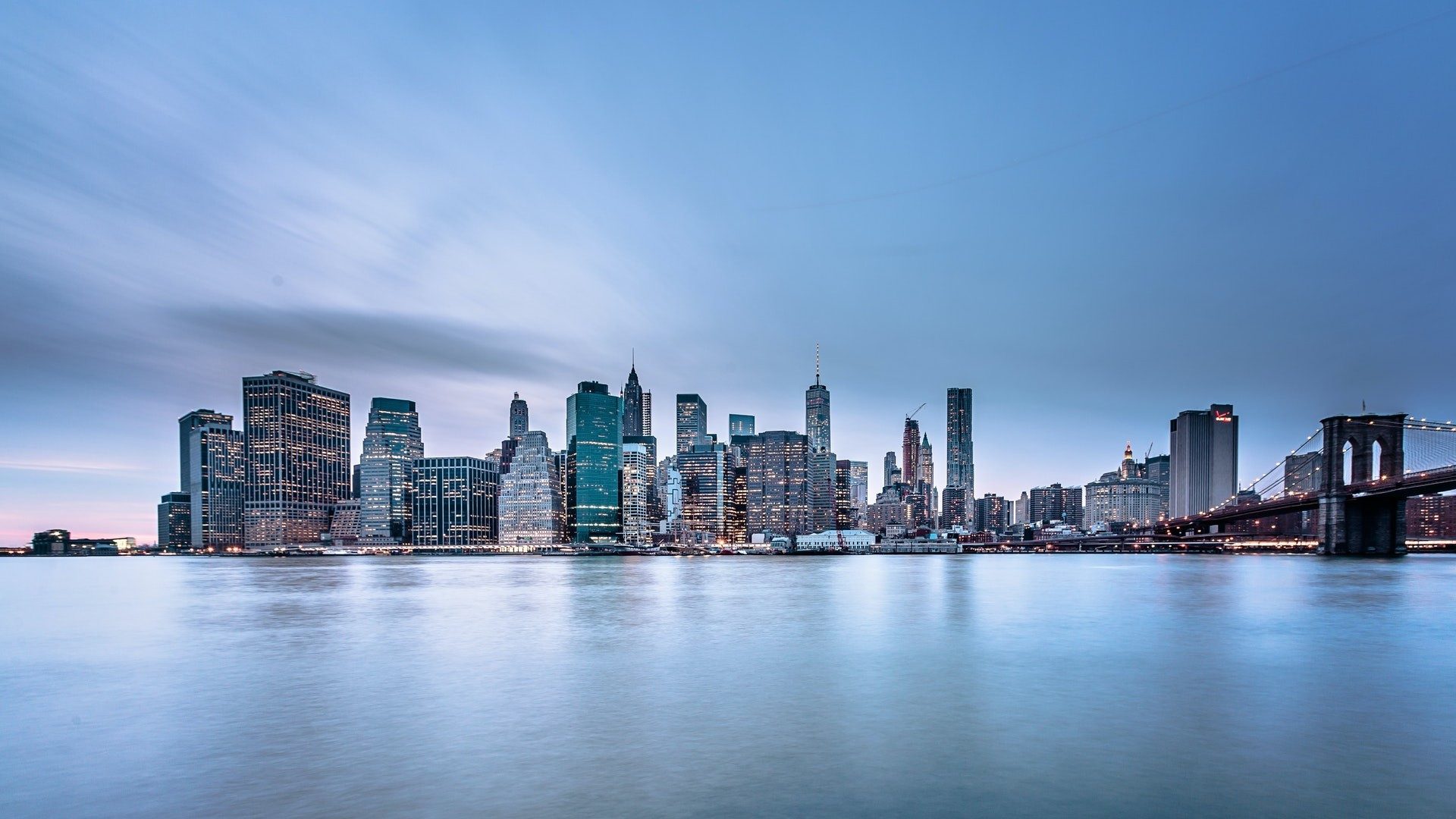 Ein See vor der Skyline einer Metropole mit vielen Hochhäusern