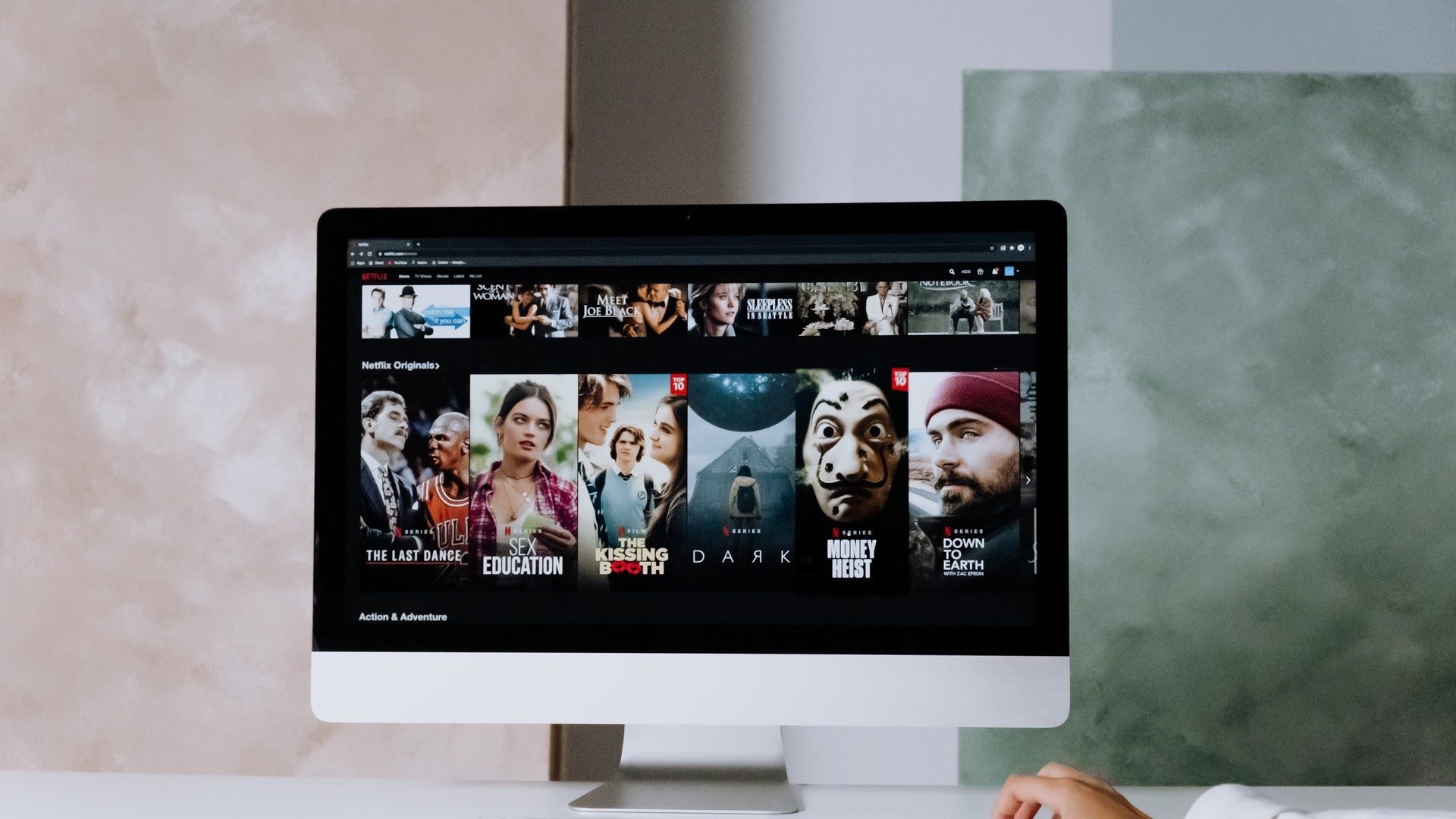 Auf einem Apple iMac ist die Startseite des Streamingdienstes Netflix geöffnet