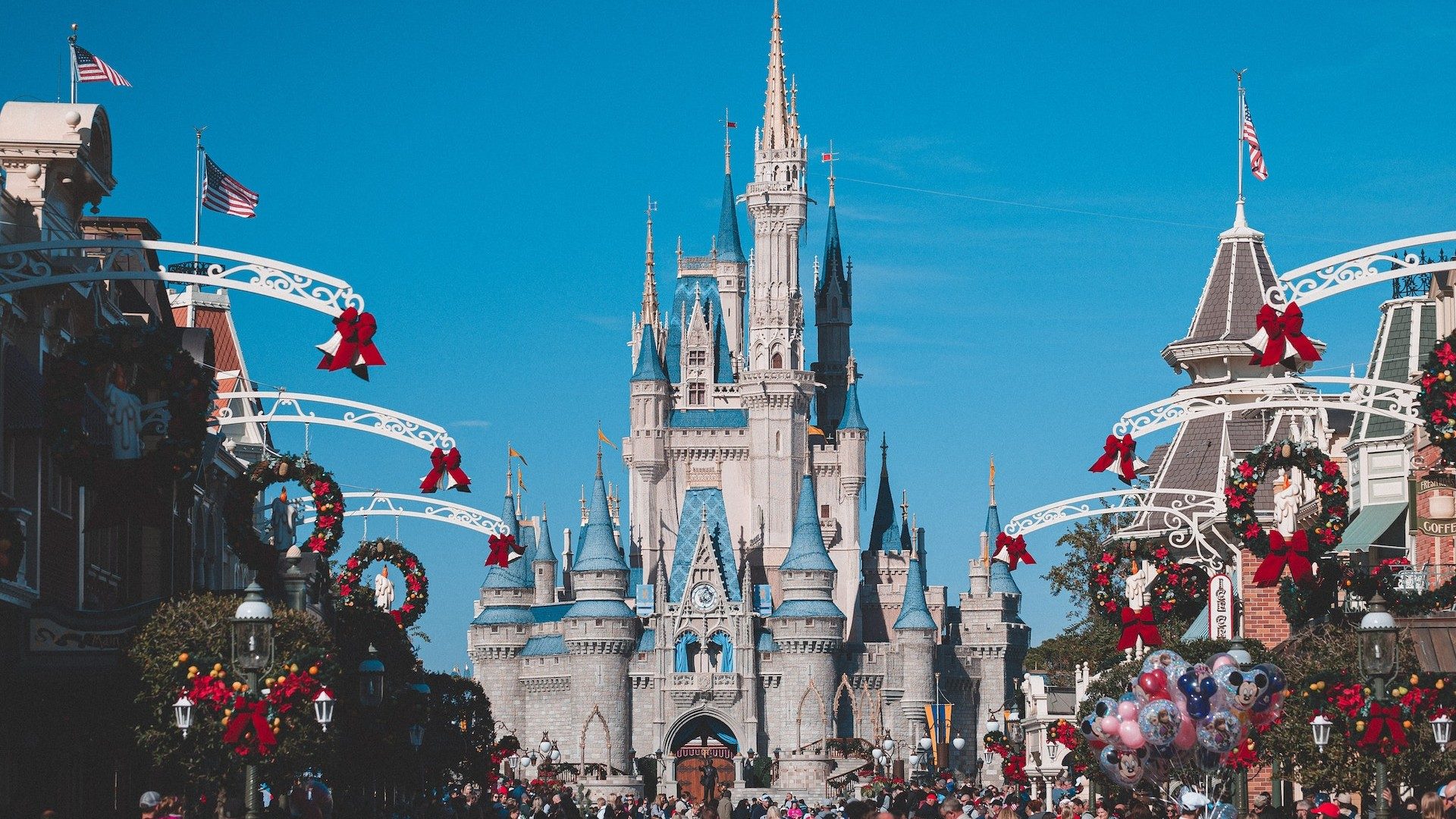 Das ikonische Schloss von Walt Disney umgeben von zahlreichen Besuchern
