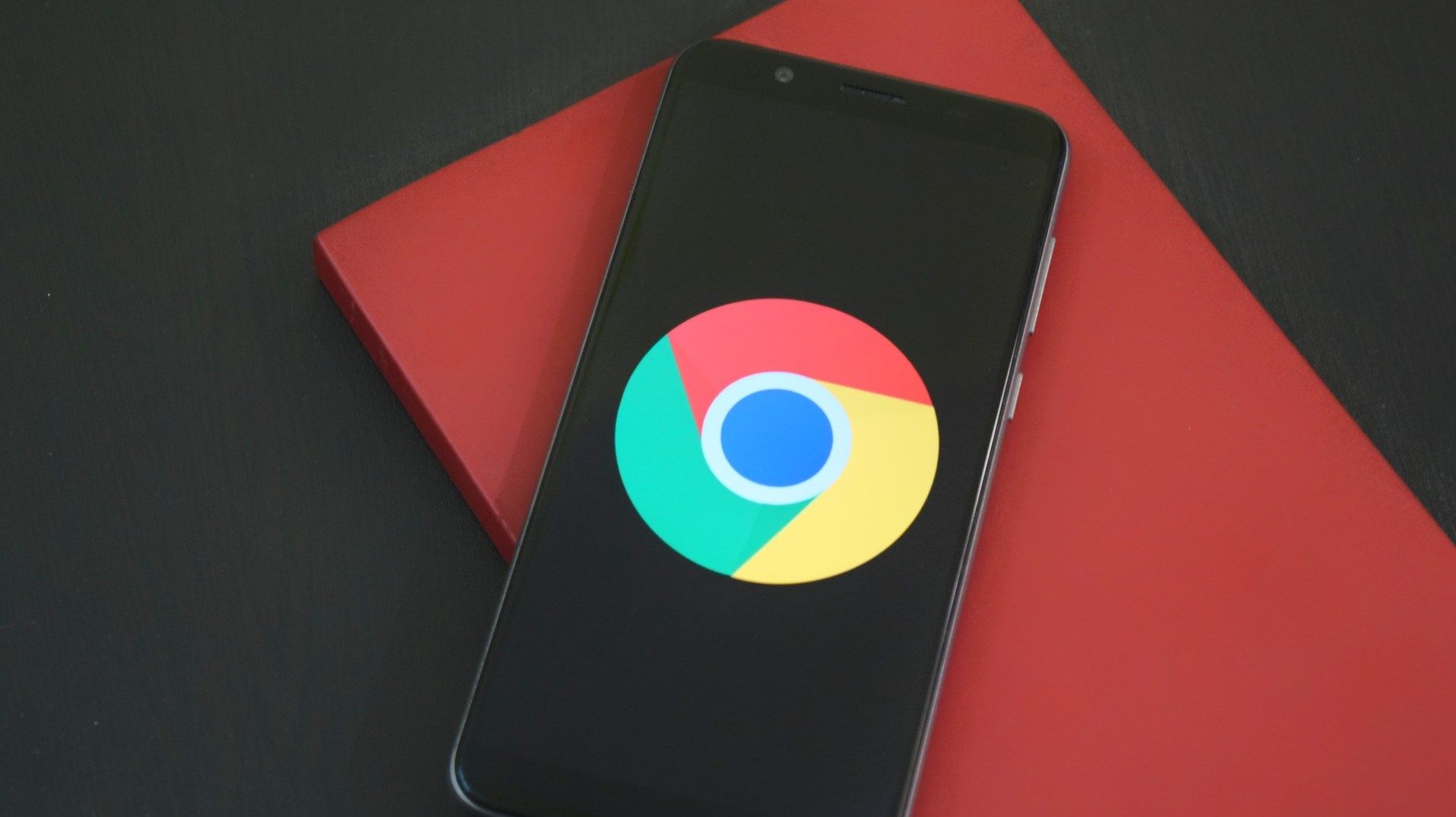Ein Google Pixel Smartphone mit dem Logo des Browsers Chrome